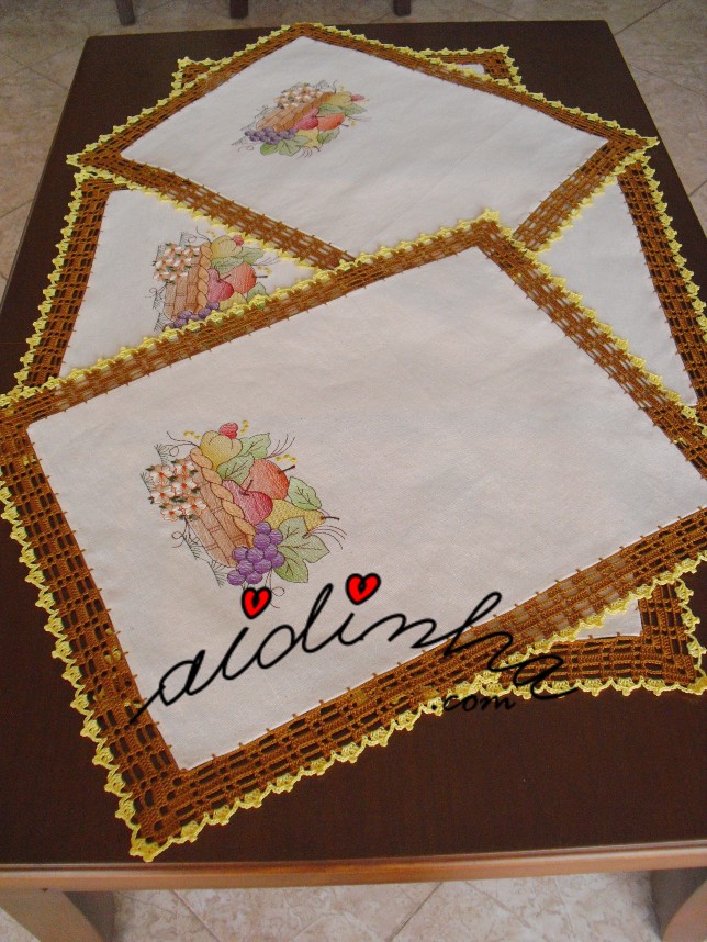 outra foto do conjunto de cozinha, bordado e com crochet