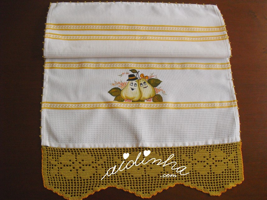 pano de cozinha com pintura manual e crochet