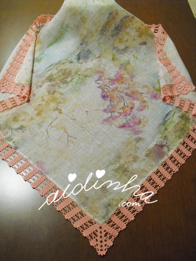 toalha de mesa, em linho estampado e crochet
