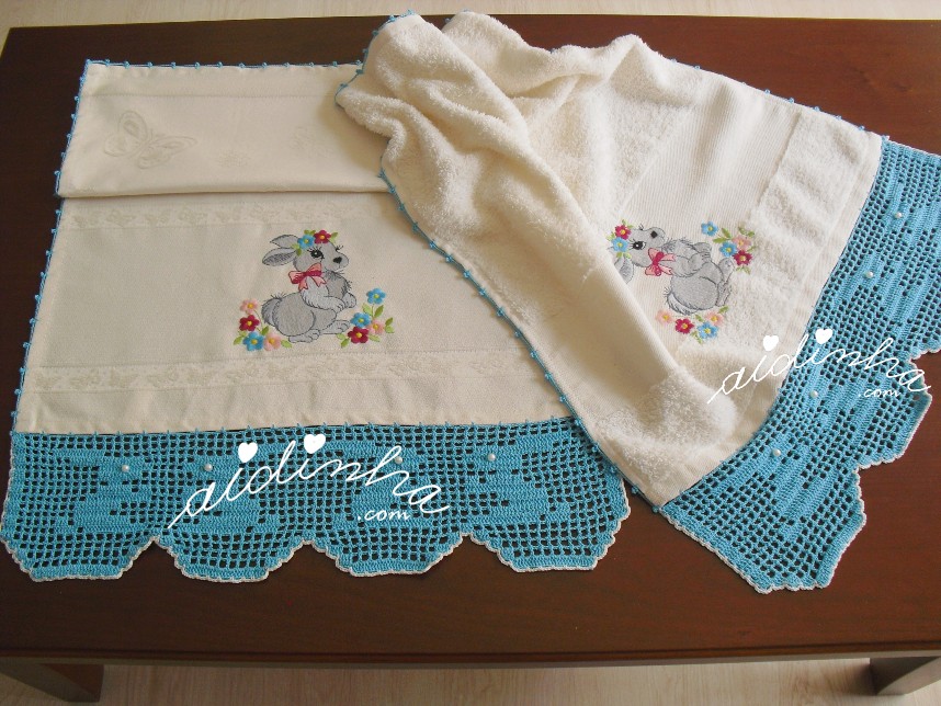 outra foto do conjunto de panos de cozinha, com bordado de Páscoa e crochet