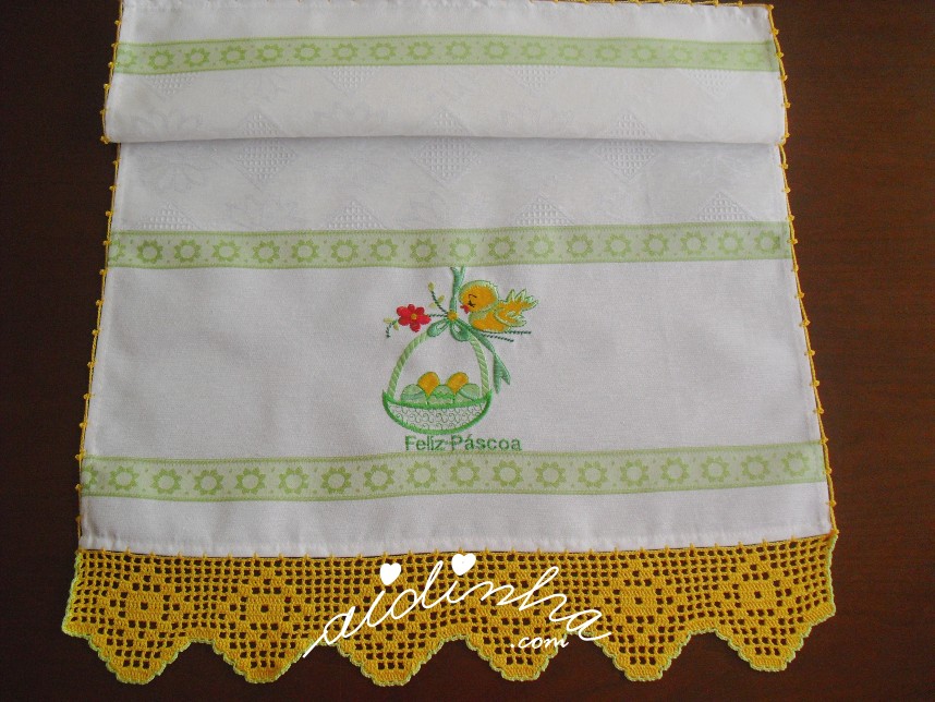 pano de cozinha, com bordado verde e crochet