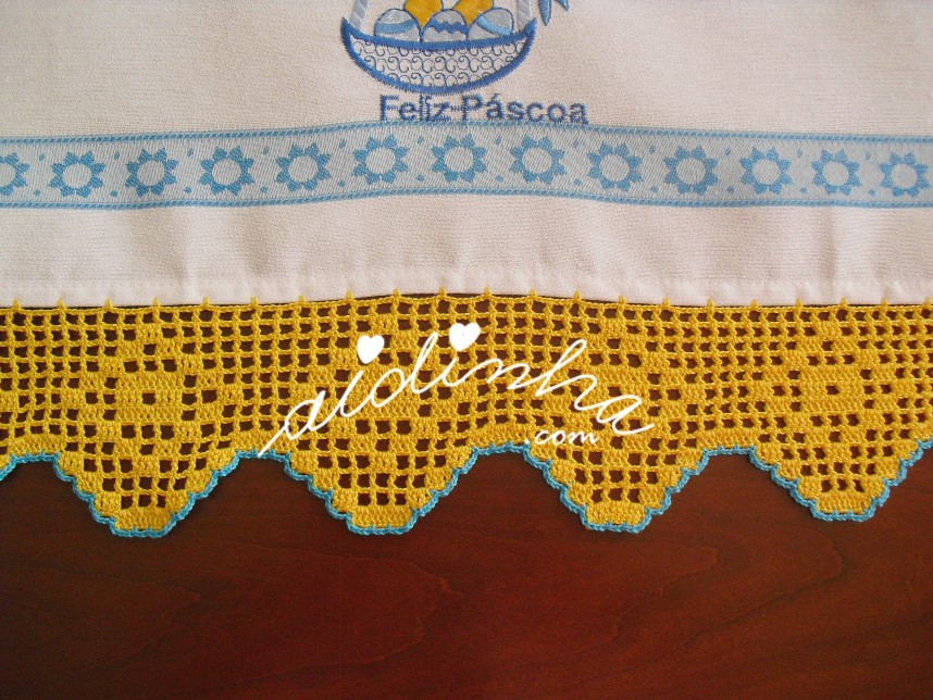 crochet do pano de cozinha, com bordado de Páscoa azul