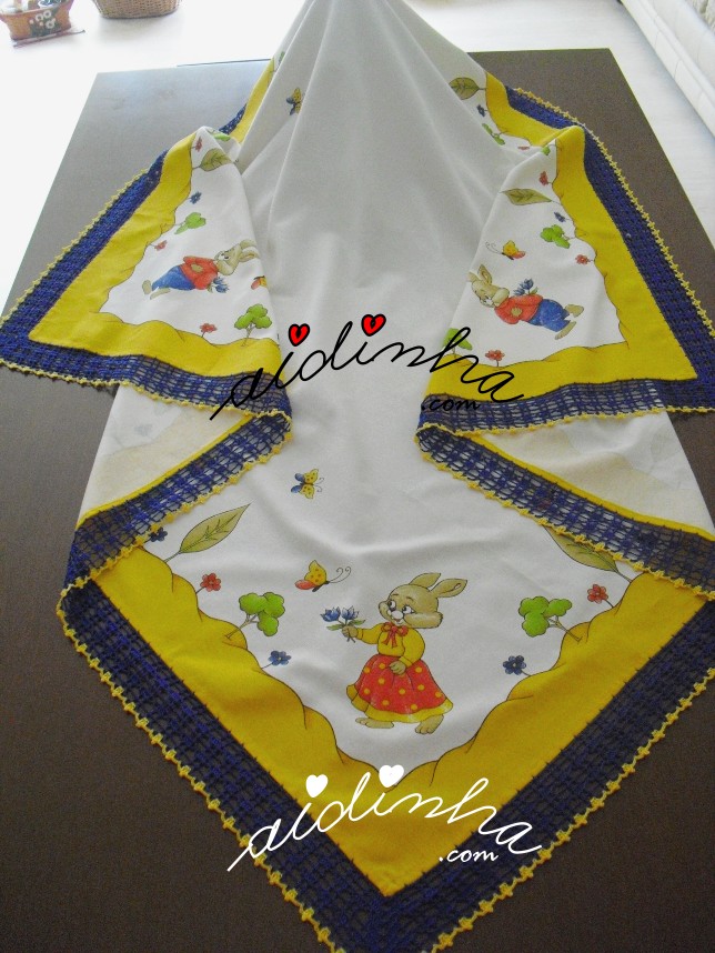 toalha de mesa com desenho de Páscoa e crochet