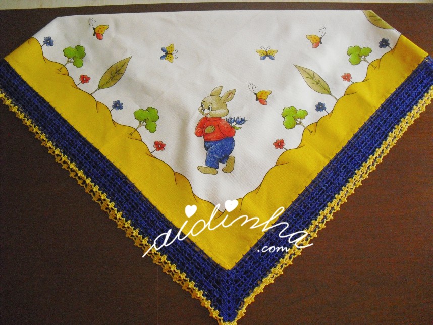 outra foto da toalha de mesa com desenho de Páscoa e crochet
