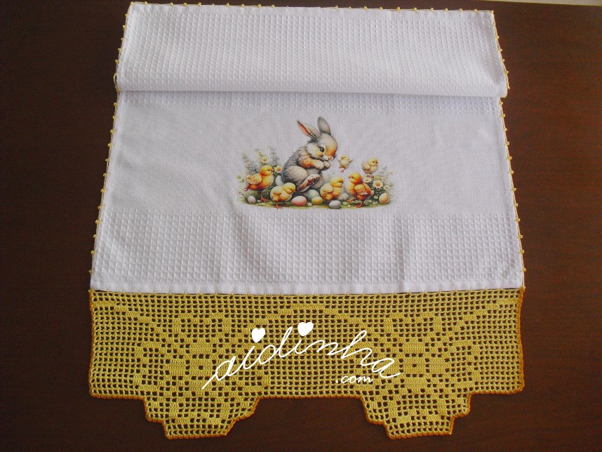 pano de cozinha com estampagem de Páscoa e crochet