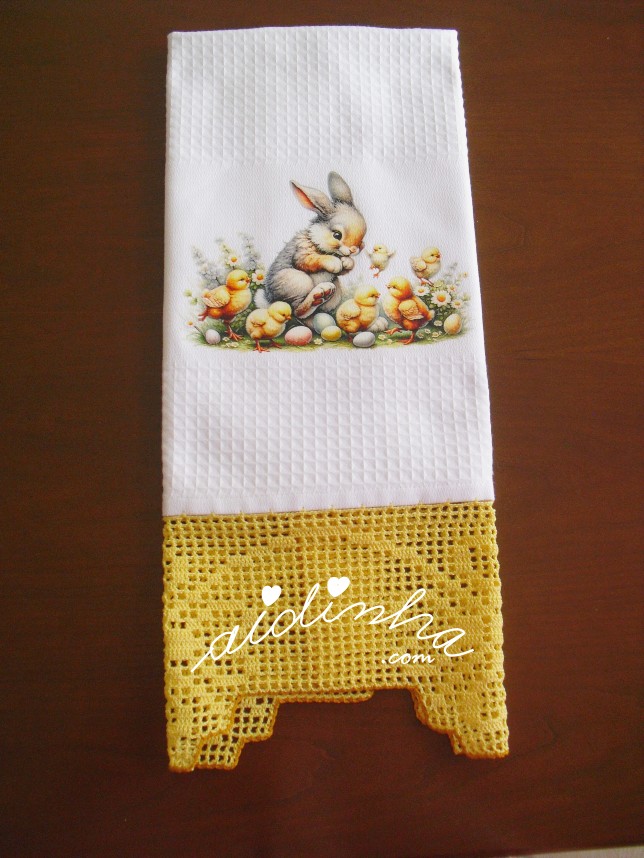 outra foto do pano de cozinha com estampagem de Páscoa e crochet