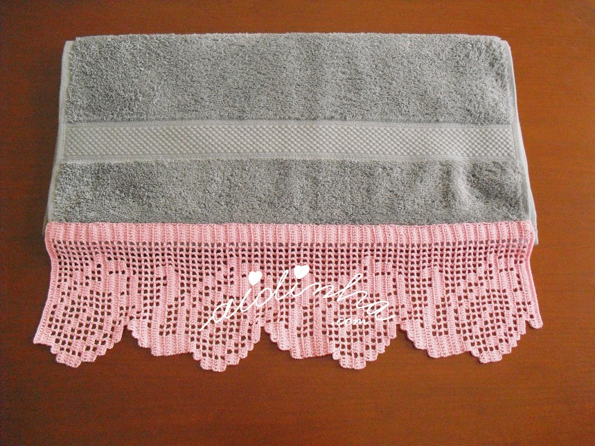 toalha de rosto com crochet rosa