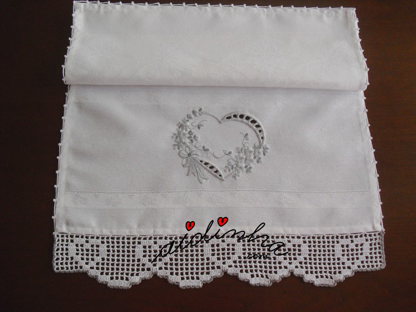 pano de favo com bordado corações e crochet