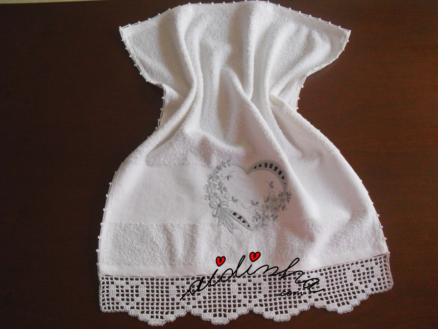 pano turco com bordado corações e crochet