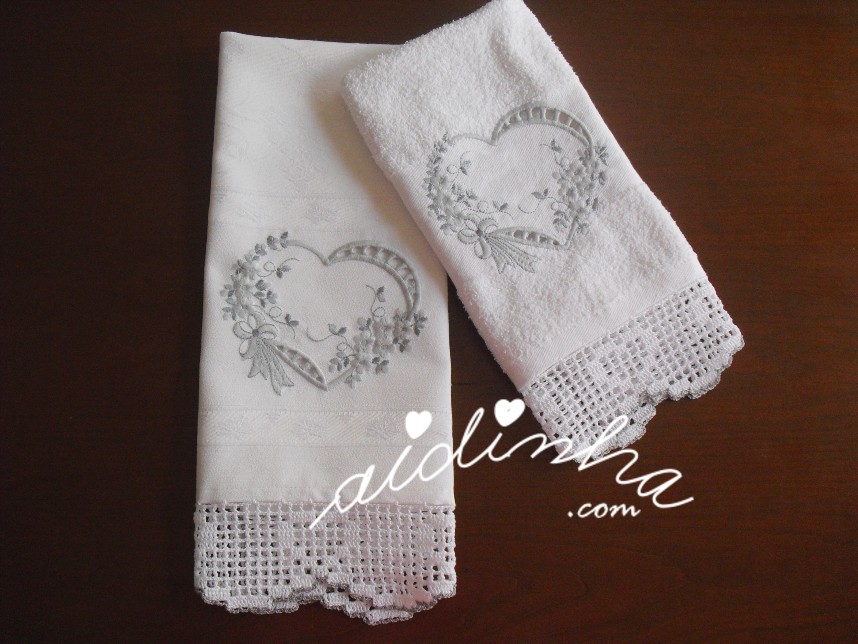 conjunto de panos de cozinha, com bordado corações e crochet