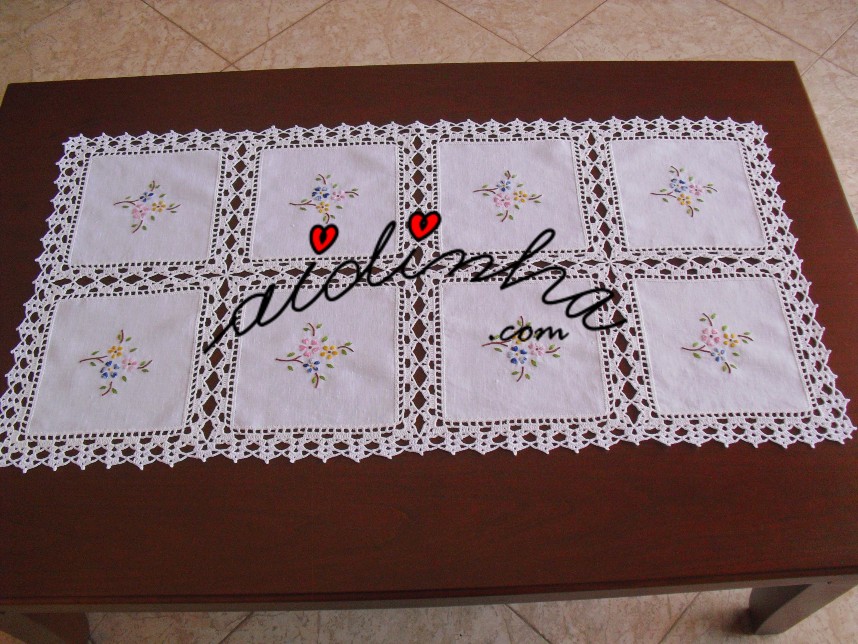 centro em linho, com bordado em máquina a pedal e crochet