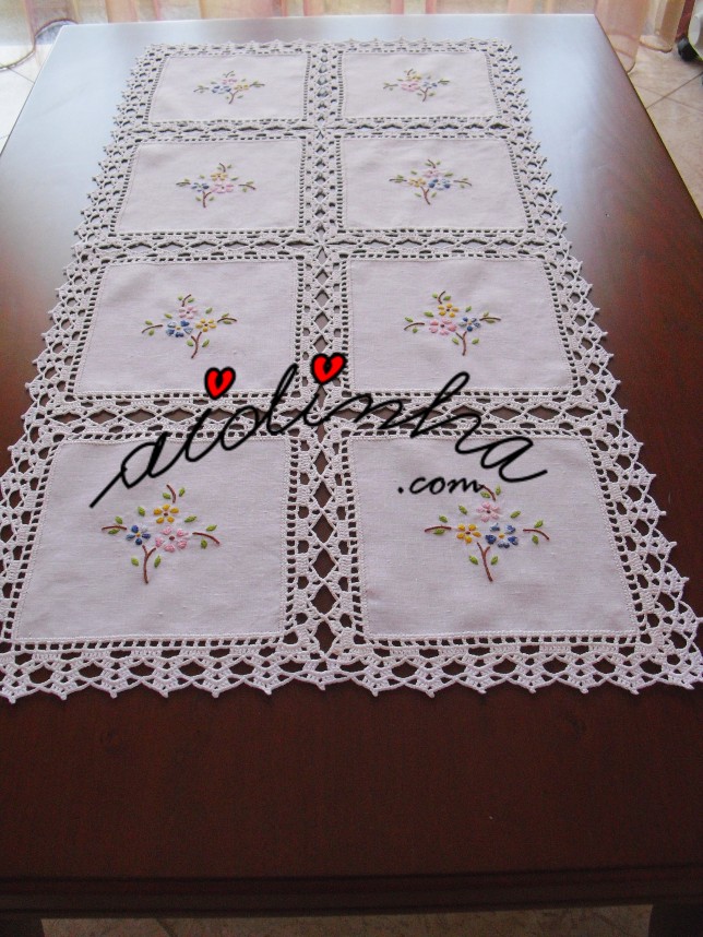outro foto do centro em linho, com bordado em máquina a pedal e crochet