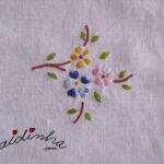Centro em linho, com bordado de flores feito em máquina antiga a pedal e crochet