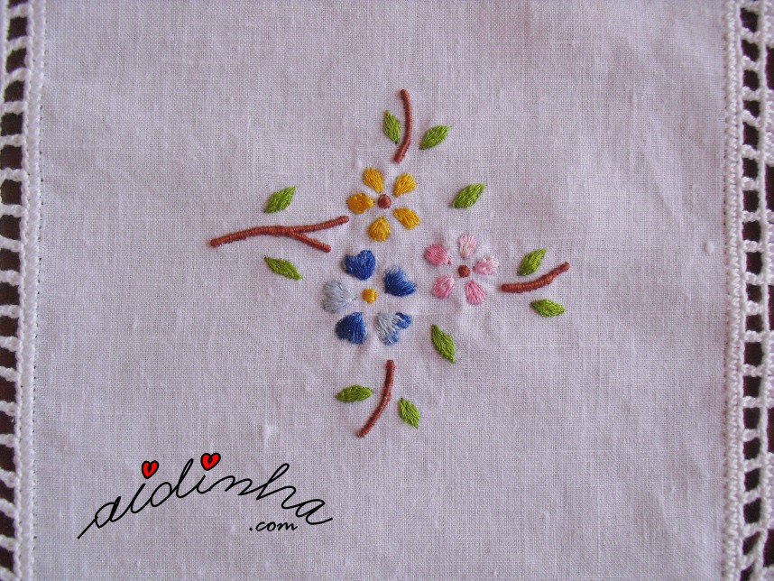 Bordado do centro de linho com crochet