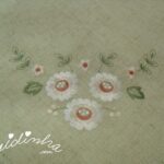 Toalha de mesa com oito bordados e crochet