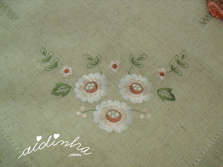bordado da toalha de mesa com crochet