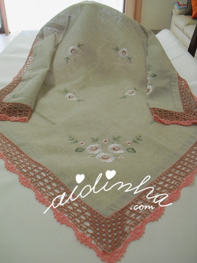 toalha de mesa bordada e com crochet