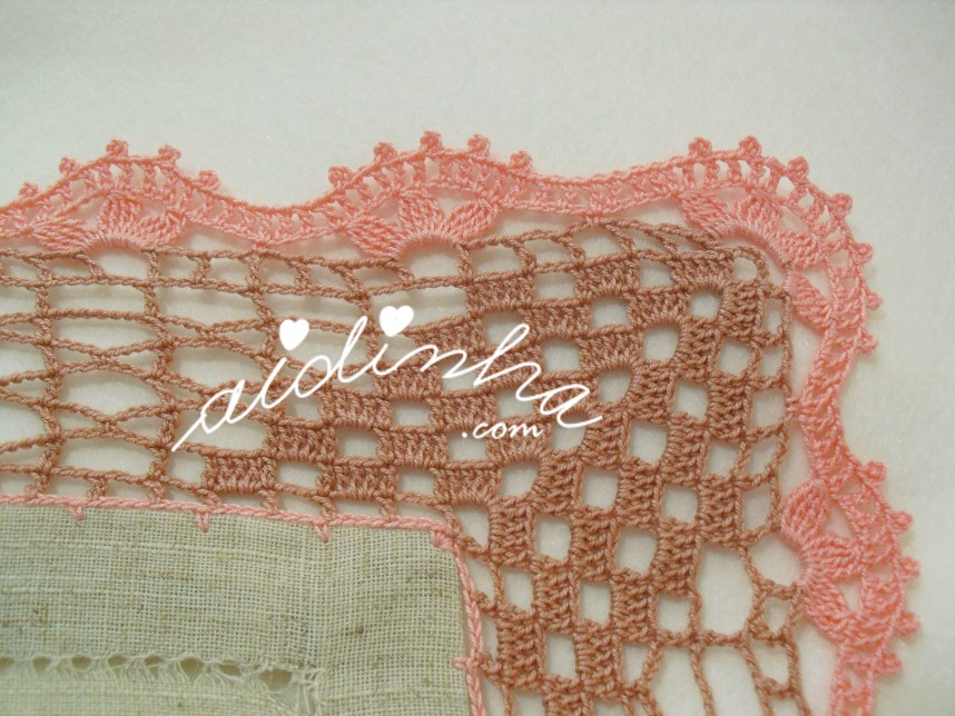 canto do crochet da toalha bordada e com crochet