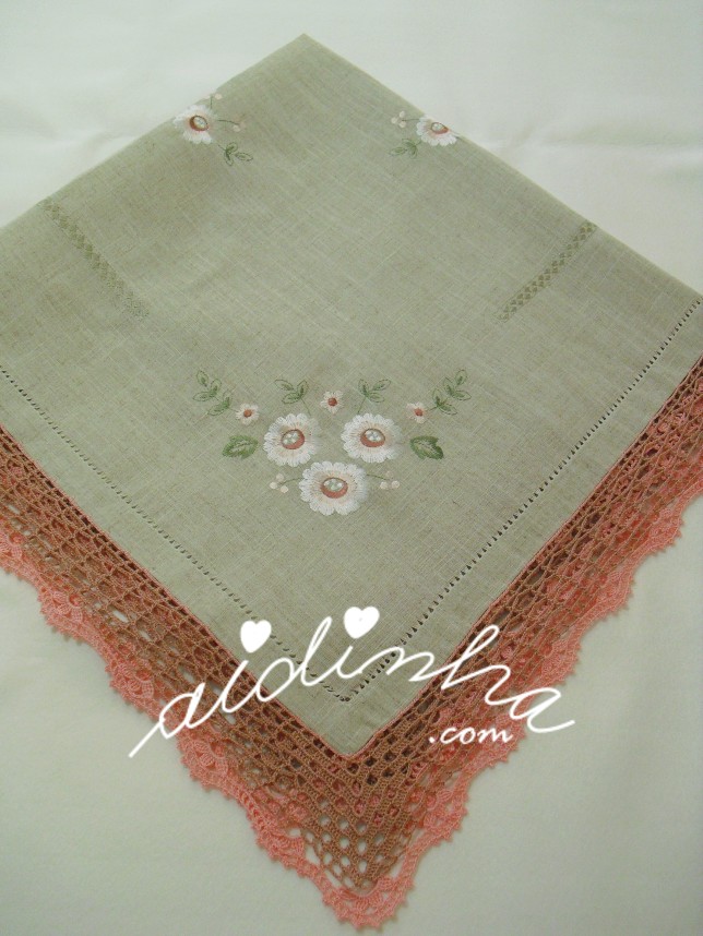 outra foto da toalha de mesa bordada e com crochet
