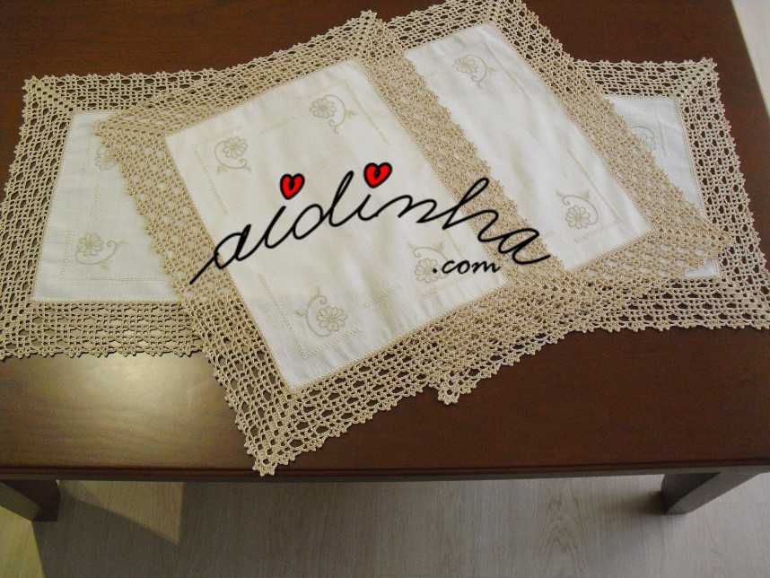 outra foto do conjunto de quarto em linho bordado e crochet