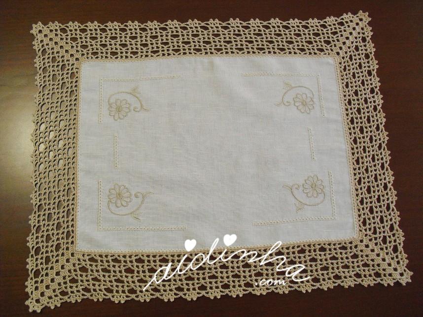naperon de mesa de cabeceira do conjunto de quarto em linho bordado e crochet