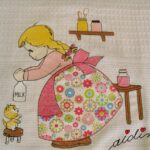 Pano de cozinha bordado com menina e crochet