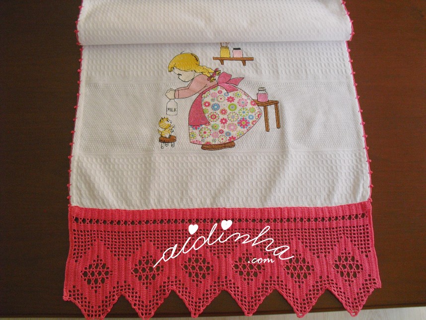 pano de cozinha com bordado de menina e crochet