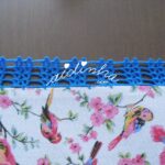 Toalhinha estampada com passarinhos e crochet
