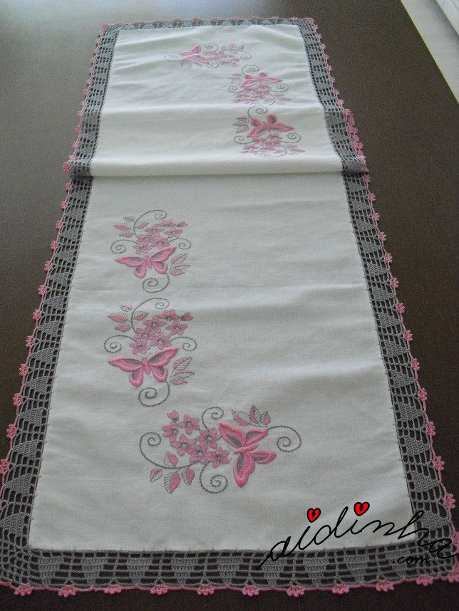 outra foto do centro de mesa, bordado e com crochet