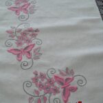 Centro de mesa, com bordado de borboletas e crochet