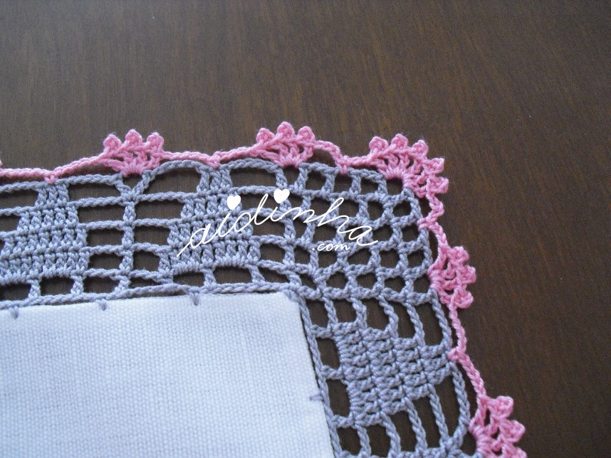 canto do crochet do centro bordado com borboletas