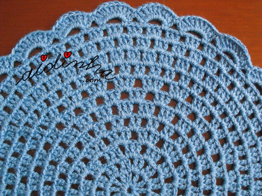 pormenor do individual azul de crochet