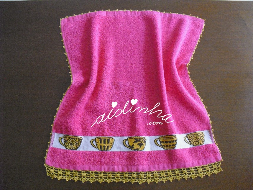 pano turco rosa, com chávenas e crochet