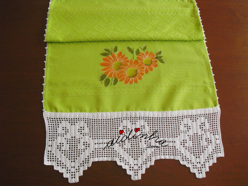 pano de cozinha verde, com pintura manual e crochet