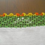 Toalha de mesa, bordada com tulipas e crochet