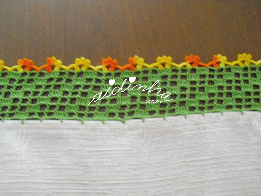 crochet da toalha de mesa com tulipas bordadas
