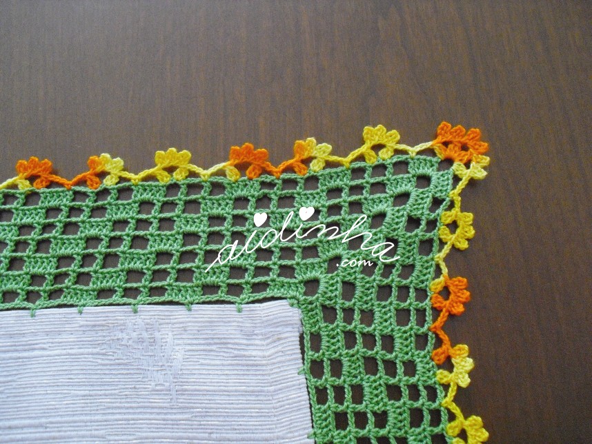 canto do crochet da toalha bordada com tulipas
