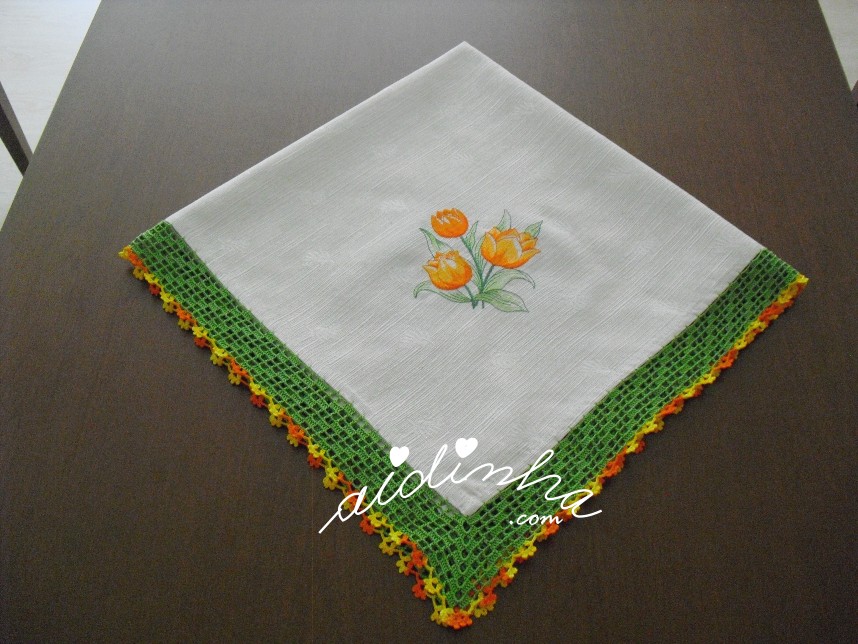 outra foto da toalha com bordado de tulipas e crochet