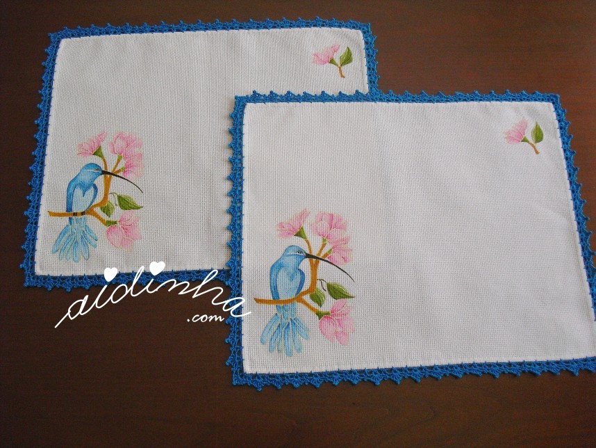 individuais de mesa pintados manualmente e com crochet