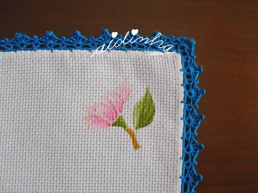 pormenor do crochet do individual pintado à mão