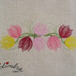 Centro com dois bordados de tulipas e crochet