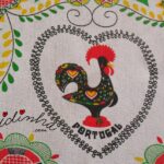 Panos de cozinha, com o galo de Barcelos e crochet em toda a volta