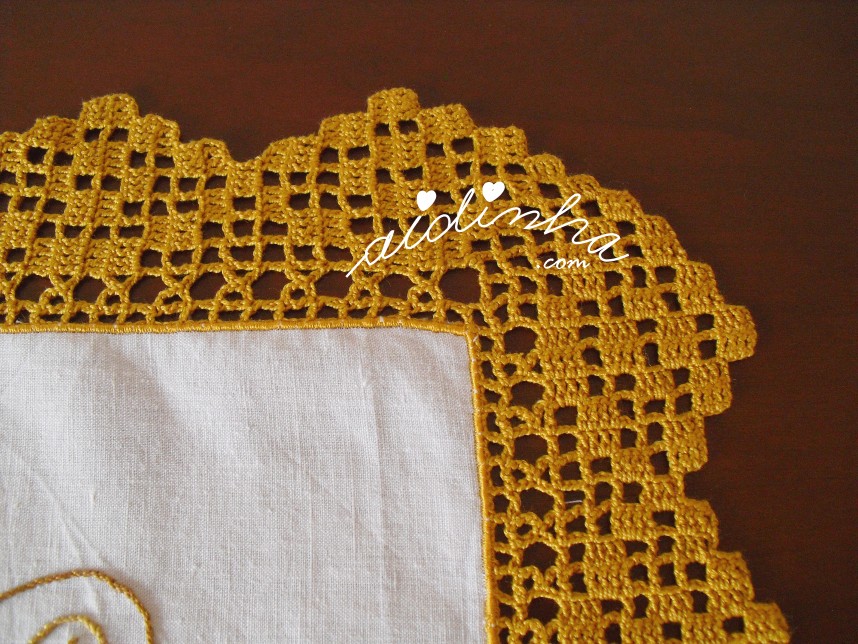 canto do crochet do centro de linho