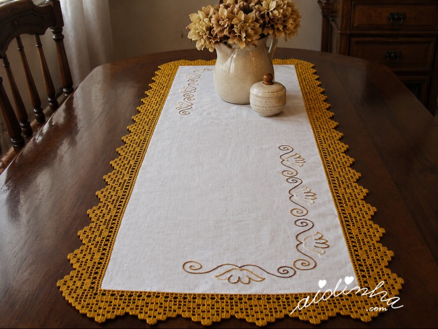 Centro em linho, bordado à mão e com crochet