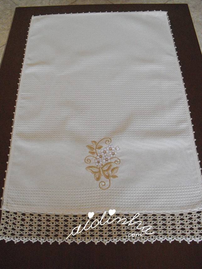 pano de favo com bordado creme e crochet