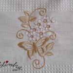 Conjunto de panos de cozinha com bordado creme e crochet