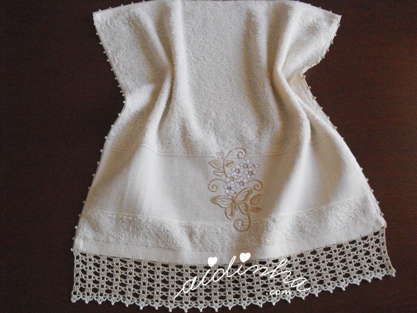 pano turco com bordado creme e crochet