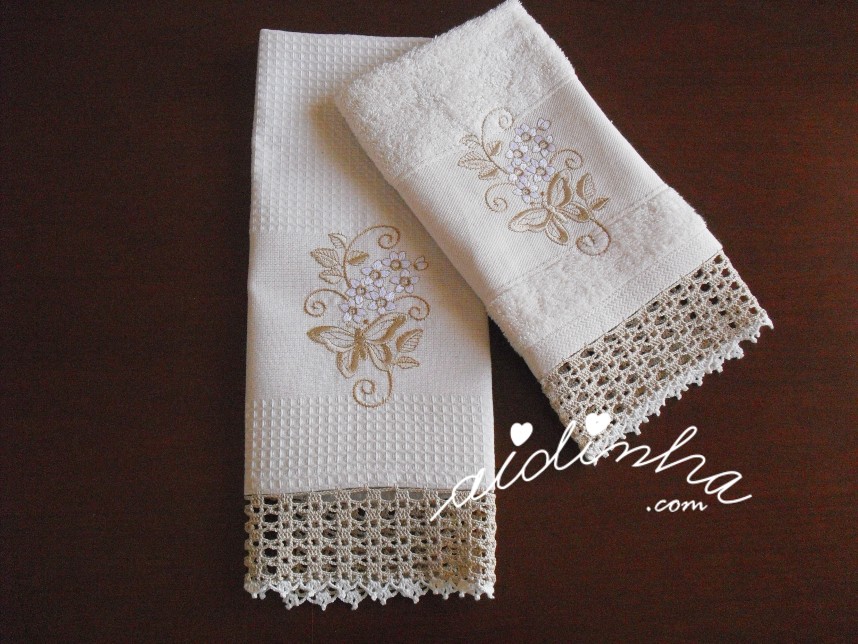 conjunto de panos de cozinha, com bordado creme e crochet